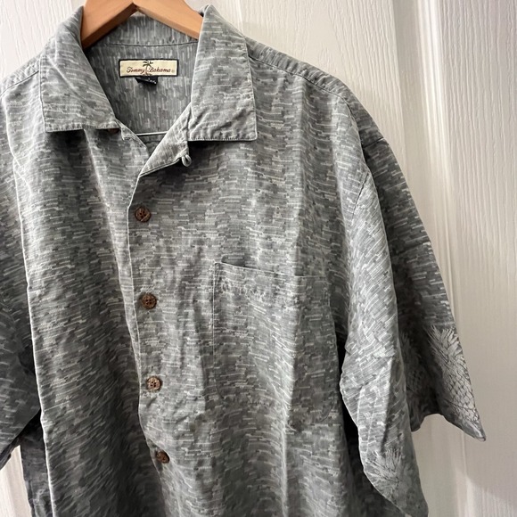 Tommy Bahama Hawaiian Shirt Men's L Pineapple 100% Silk Geometric Golf Camp - Picture 9 of 9